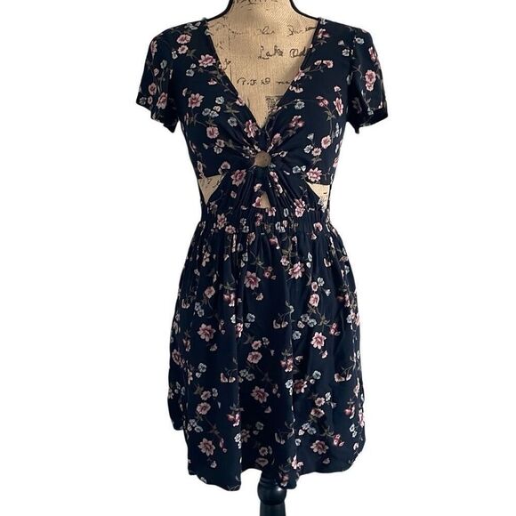 EUC American Eagle Outfitters Floral Cut Out Mini Dress - Size XS - Picture 4 of 12